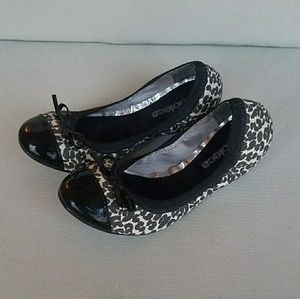 Moleca NWOT animal print flat size 9!